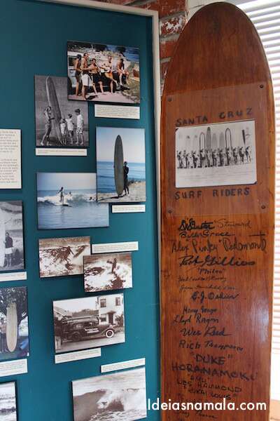 Prancha de madeira no Museu do surf em Santa Cruz na Califórnia