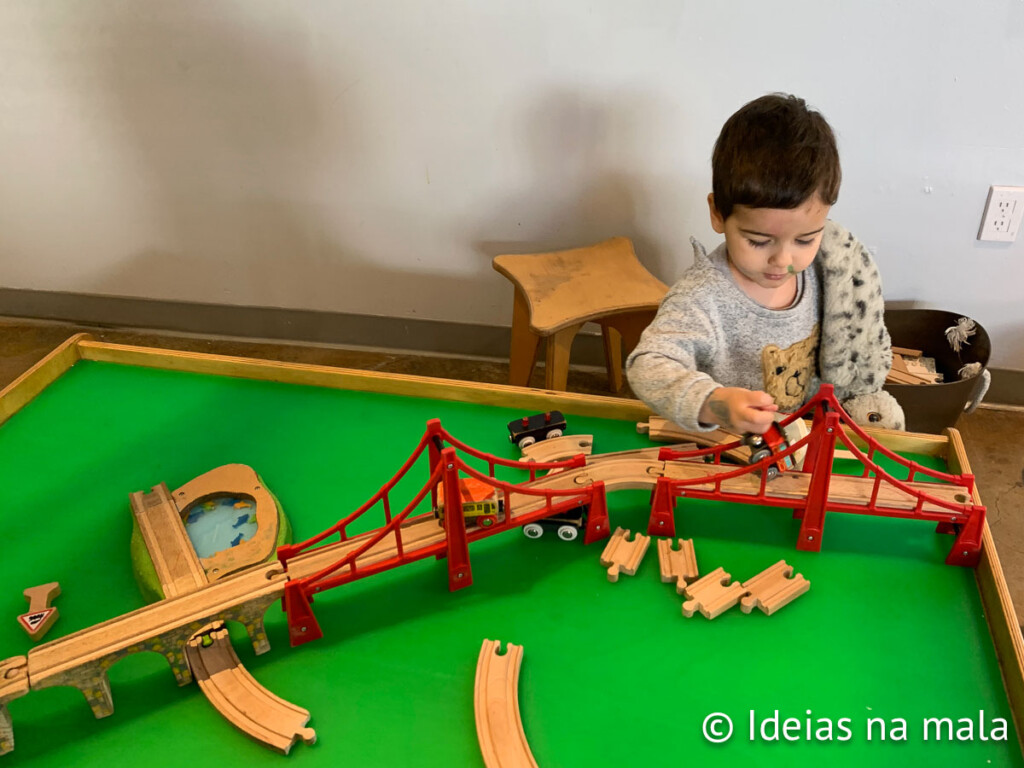 Brincando em uma das áreas do Museu Infantil de San Francisco