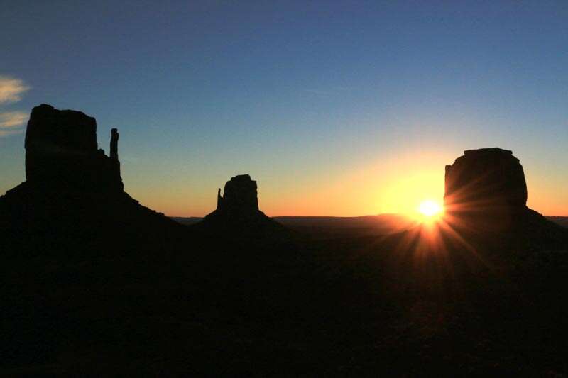 Nascer do sol no Monument Valley em Utah