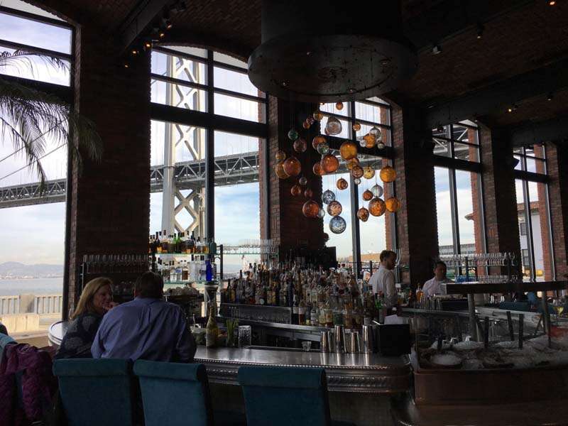 Bar do restaurante Waterbar em San Francisco tem vistas da Bay Bridge