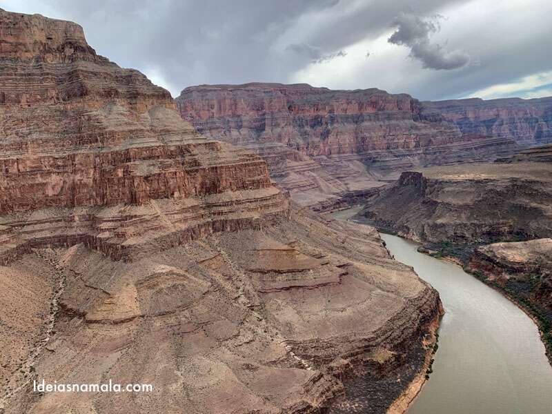 Grand Canyon visto do alto do helicóptero