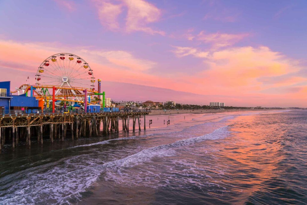 Pier de Santa Monica durante o pôr do sol