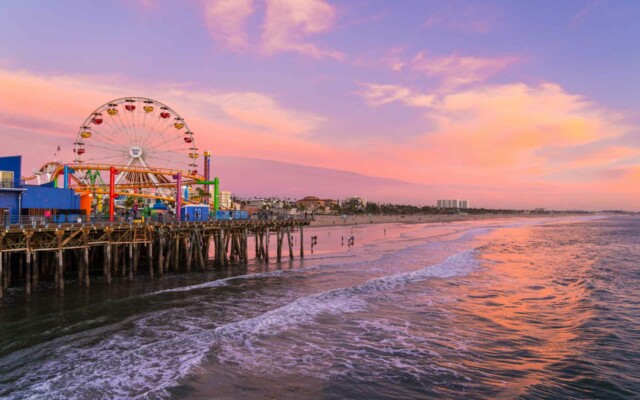 Pier de Santa Monica durante o pôr do sol