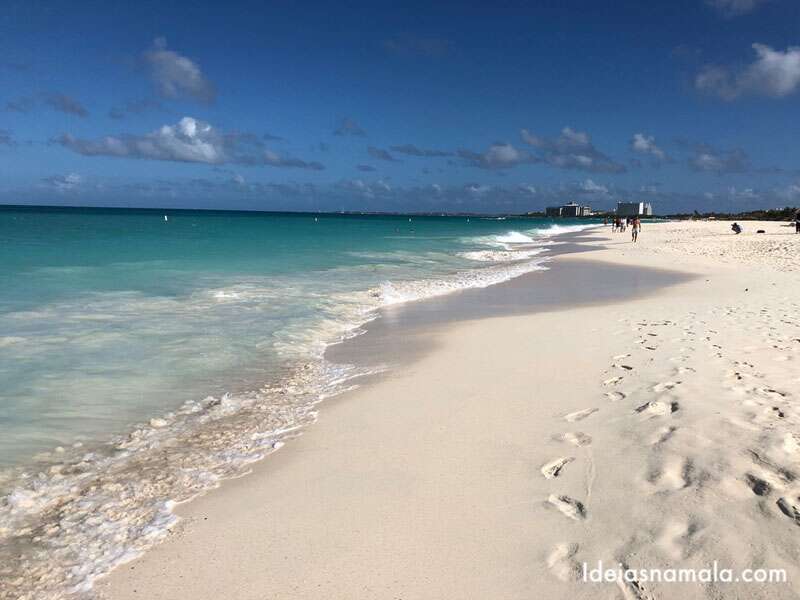 O que fazer em Aruba: ir ver o mar azul e a areia branquinha em Eagle Beach