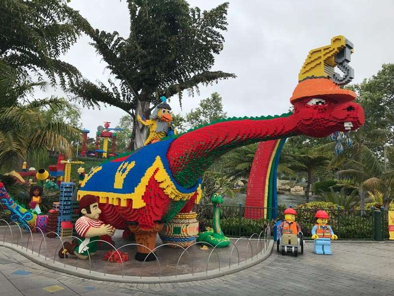 Escultura de dinossauro na Legoland Califórnia