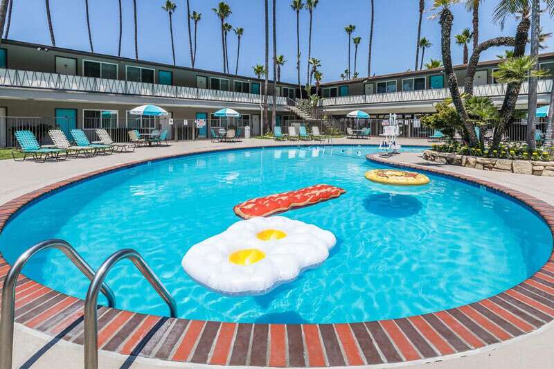 Onde ficar em San Diego: piscina do hotel Kings Inn: um econômico bem avalidado