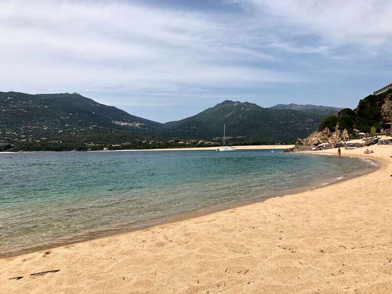 Praia na Córsega: dica leve seu guarda-sol