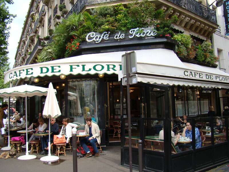 Dicas de Paris: tomar um café no Café de Flore, frequentado por Picasso e outros. Fachada linda