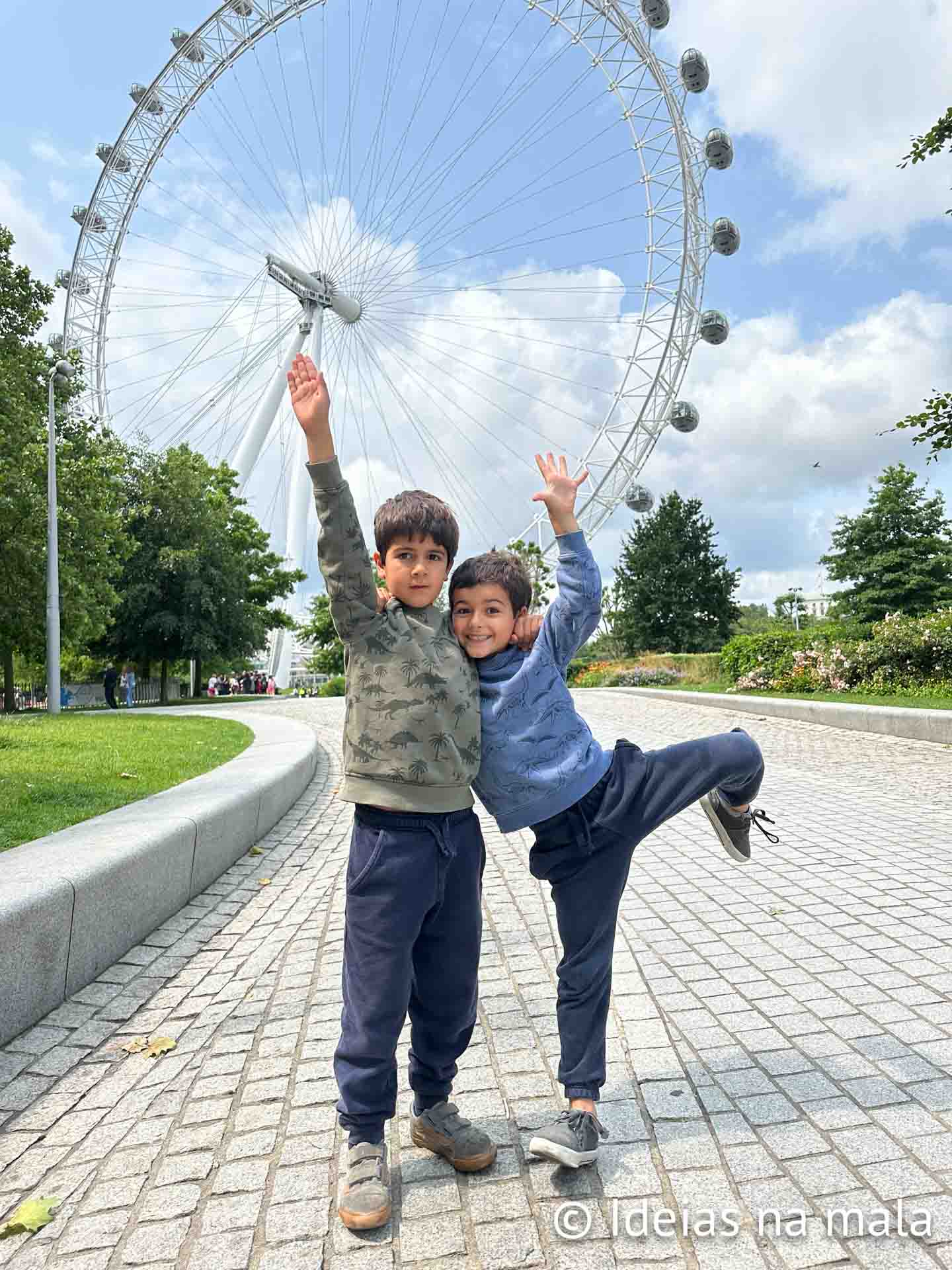 Crianças animadas para passear na London Eye