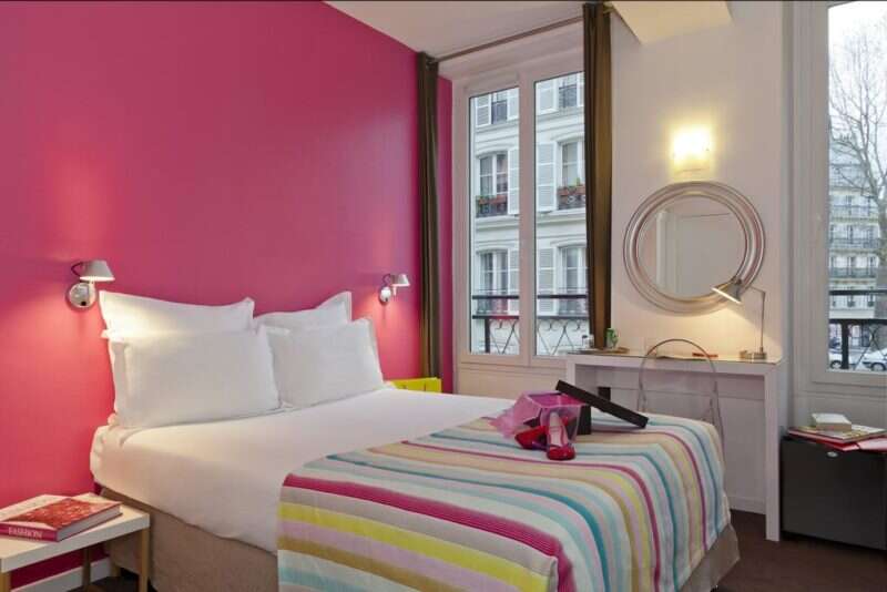 Quarto do Hotel Bastille de Launay: colorido. Opção bacana e fofa para ficar em Paris