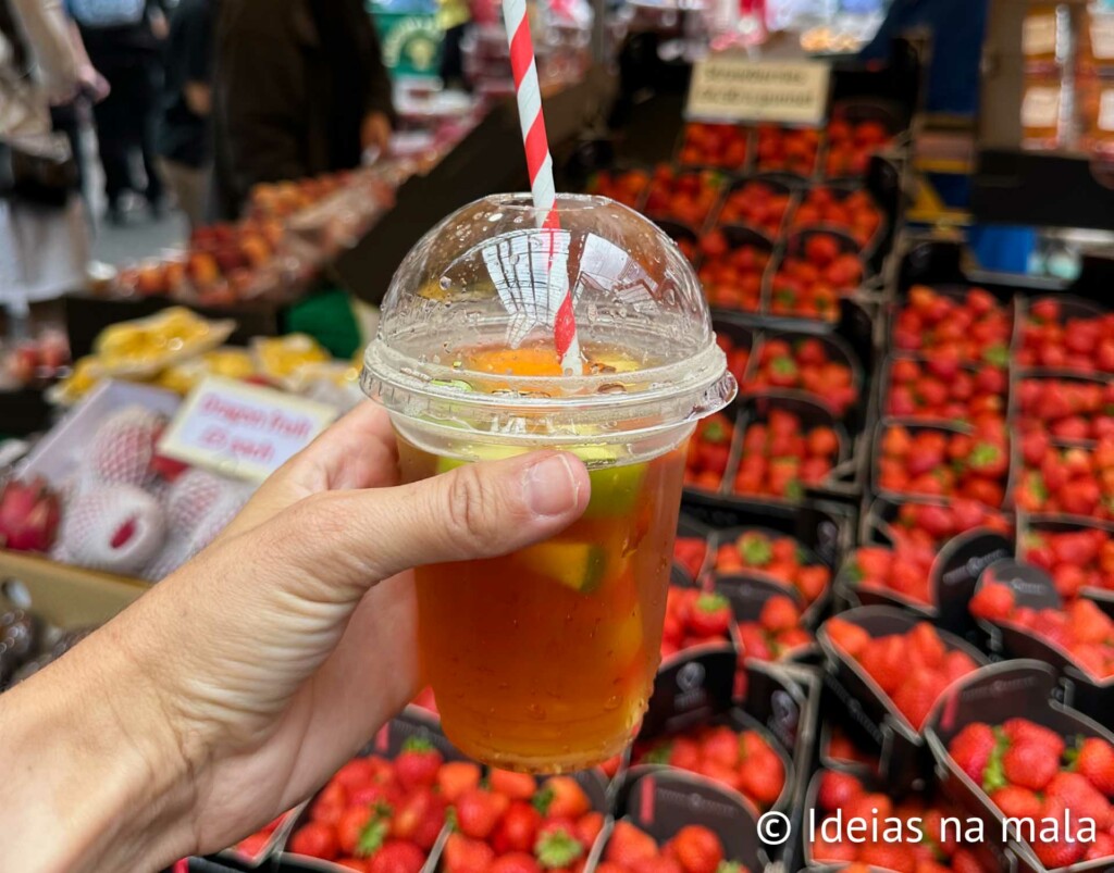 Tomando um Pinn's, coquetel a base de Gin com frutas no Borough Market