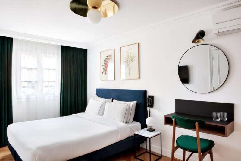 Onde ficar em Paris: excelente valor da diária o Rendez-Vous Batignolle tem quartos pequenos com o básico