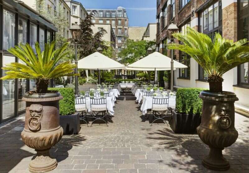 Pátio agradável do hotel Les jardins du Marais: ambiente gostoso para pequenas refeições
