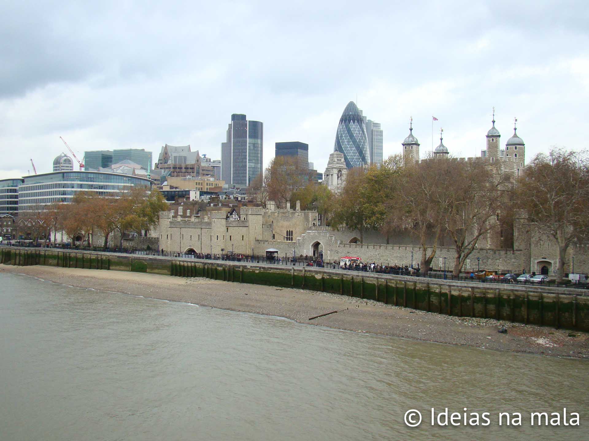 Torre de Londres vista do alto da London Tower Bridge