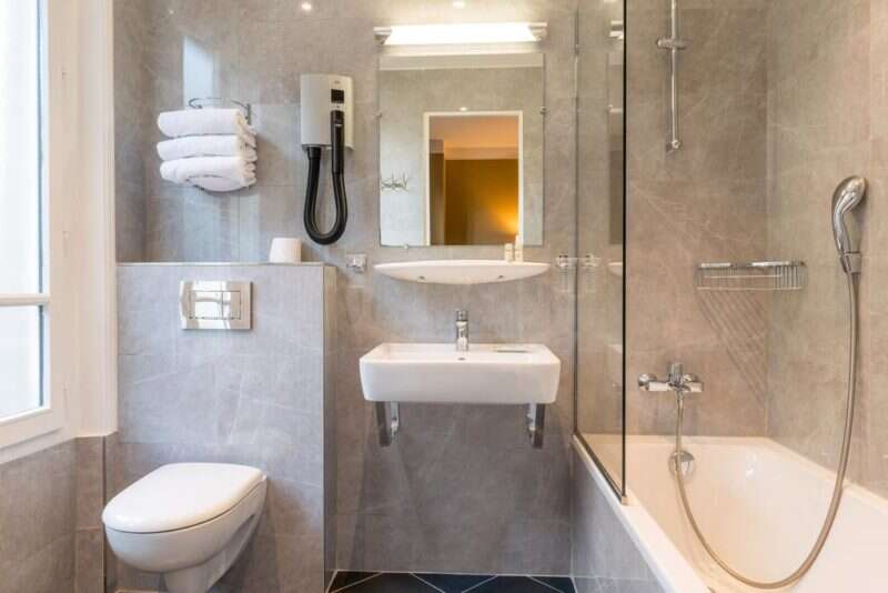 Banheiro do Paris France Hotel: banheira, boa ducha e limpo.