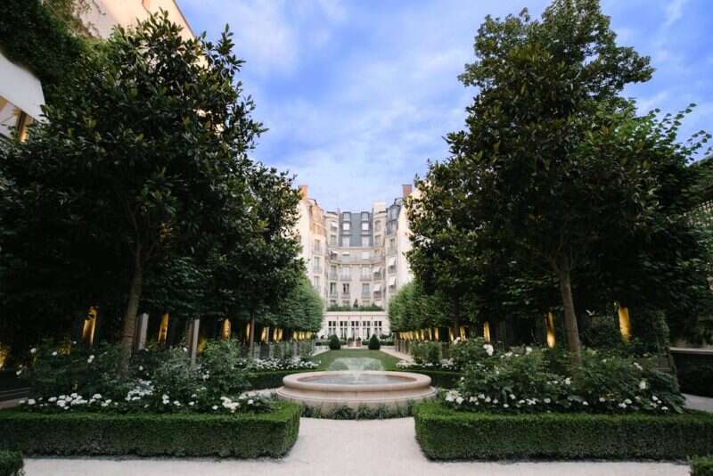 Um dos hotéis mais luxuosos e famosos de Paris, o Ritz tem uma localização privilegiada.