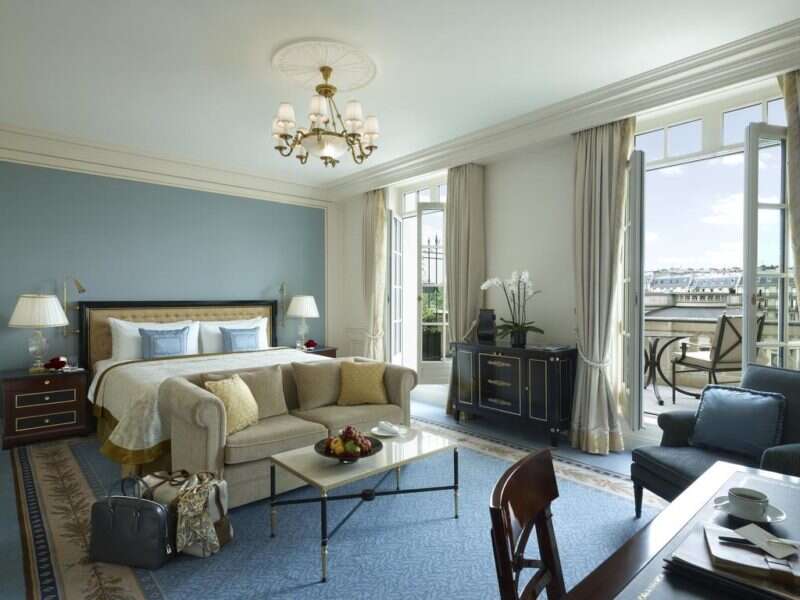 Onde ficar em Paris com luxo: quarto maravilhoso do Shangri-la Hotel. Espaço, conforto e bom gosto