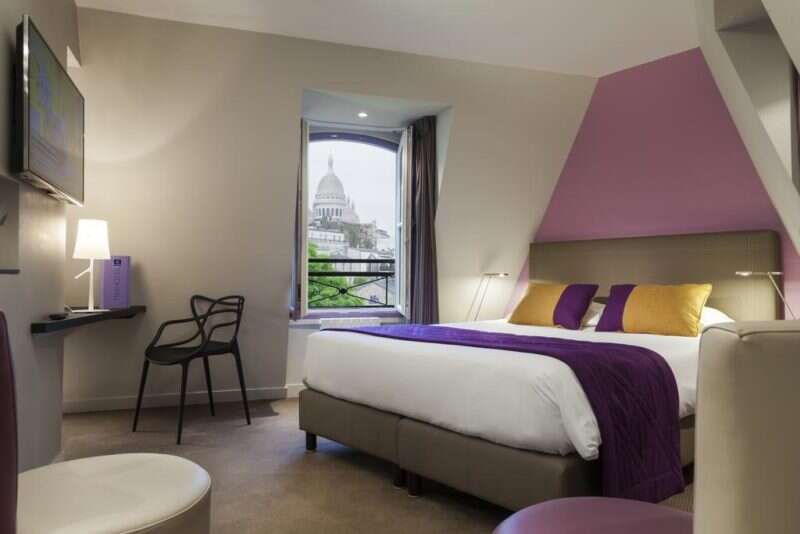 Onde ficar em Paris: quarto do Timhotel Montmartre: confortável, pequeno e com vistas lindas