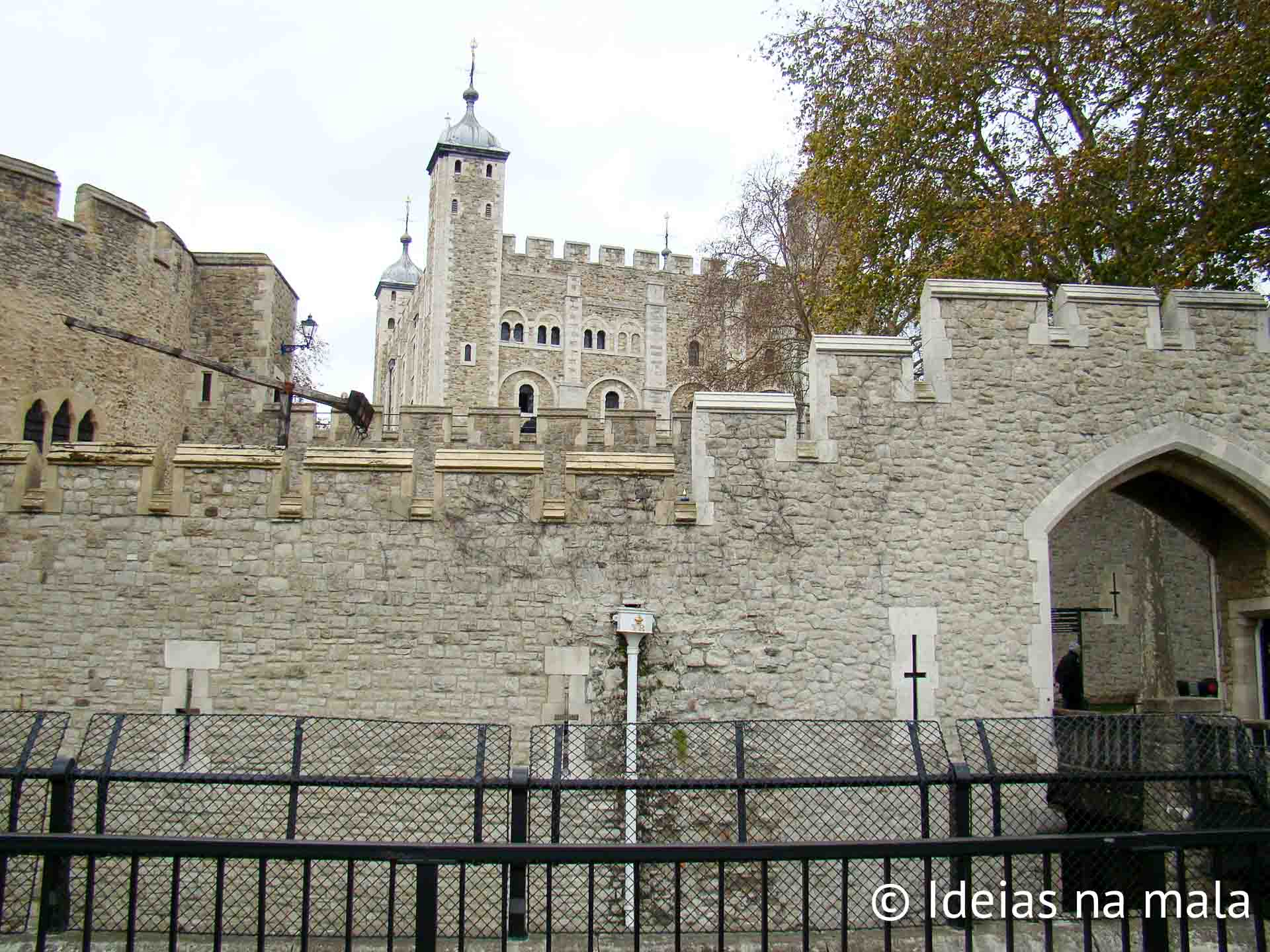 Torre branca vista do exterior da London Tower