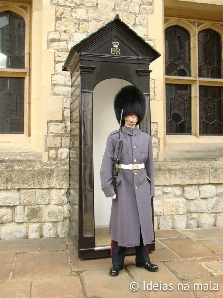 A guarda real protege as jóias da coroa dentro da Torre de Londres