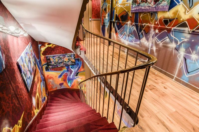 Hostel em Paris: escada do Absolute Hotel Paris République. Decoração street art