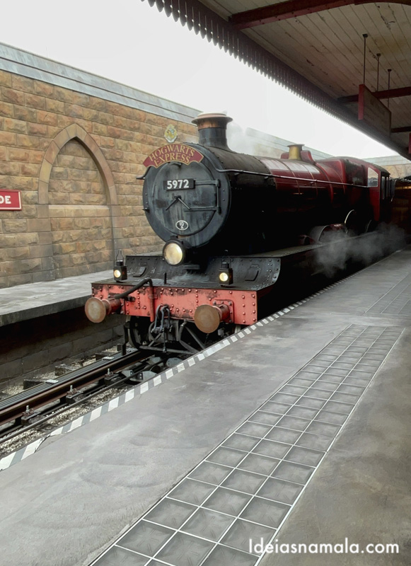 Hogwarts Express Train a forma mais legal de cruzar entre os parques