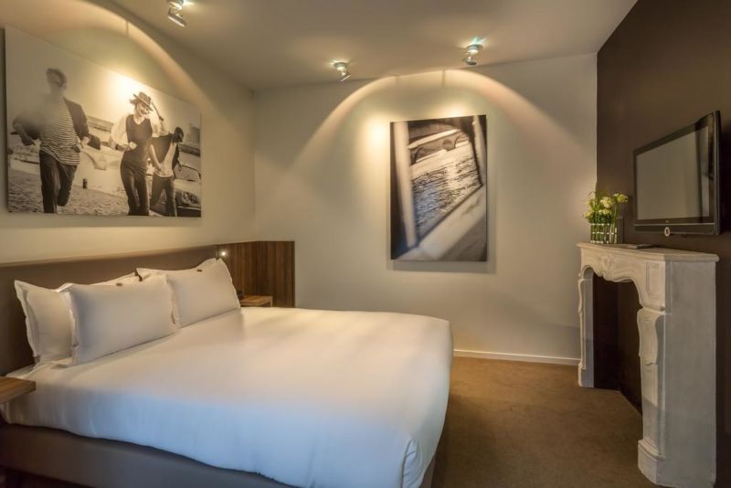 Quarto do hotel caprichado Jules & Jim decorado com belas fotografias