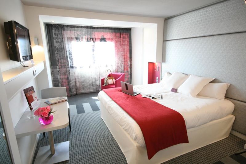 Hotel em Paris: quarto do Mercure Montmartre possui frigobar, chaleira mesa e poltrona