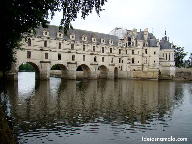 dica para visitar no Vale do Loire: belíssimo castelo de Chenonceau sobre o rio Cher