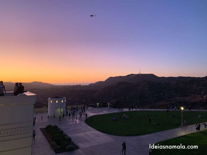 vista do famoso sinal de hollywood marco em los angeles califórnia