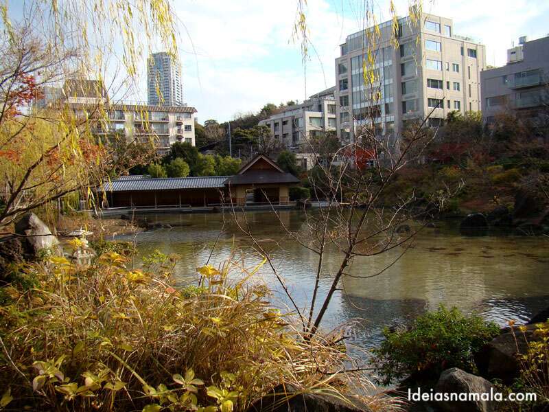 Jardim japonês em Tokyo City Center: ares modernos e cores lindas no outono