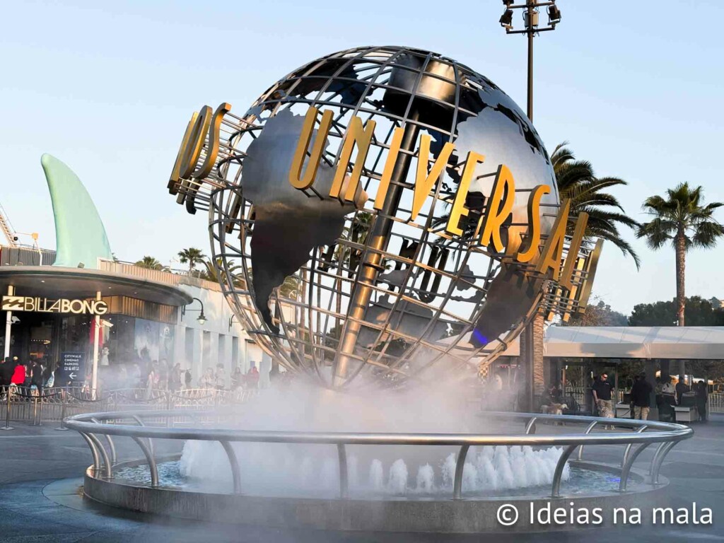O globo em frente ao Universal Hollywood