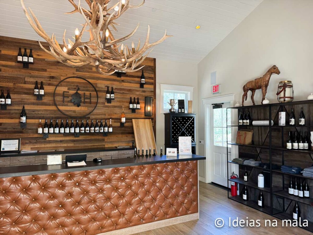 Interior da vinícola Folded Hills em Santa Ynez Valley