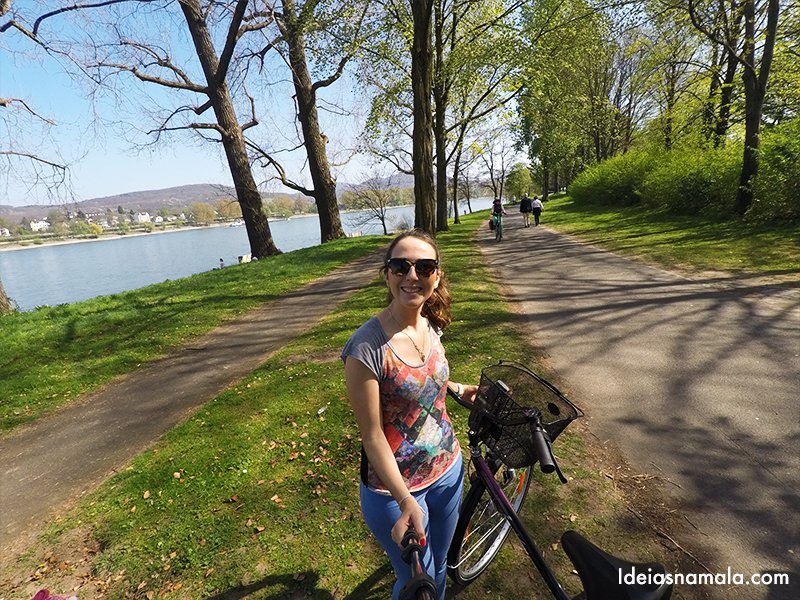 Passeio de bicicleta pelas margens do Rio Reno em Bonn