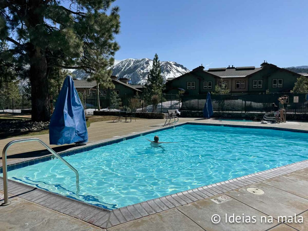 Piscina aquecida do Juniper Springs Lodge em hotéis em Mammoth Lakes