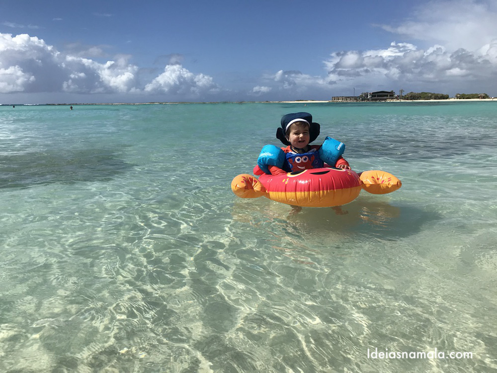 Baby Tom na Baby Beach em Aruba: diversão garantida para toda família