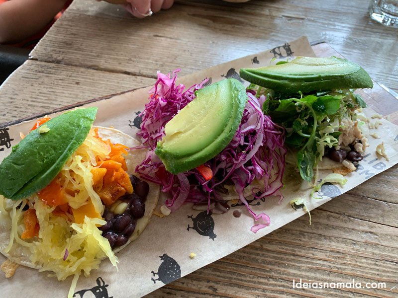 Tacos coloridos do Malibu Farm na Califórnia