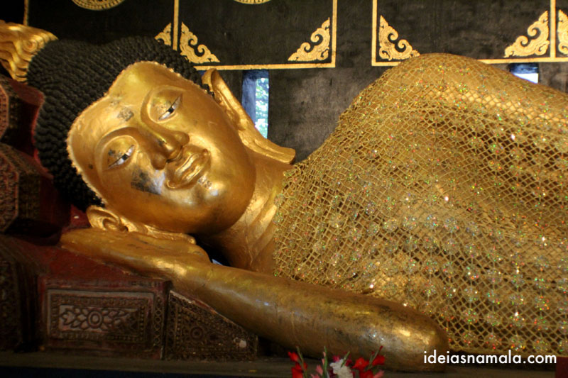 Buda reclinado no templo Wat Chedid Luang
