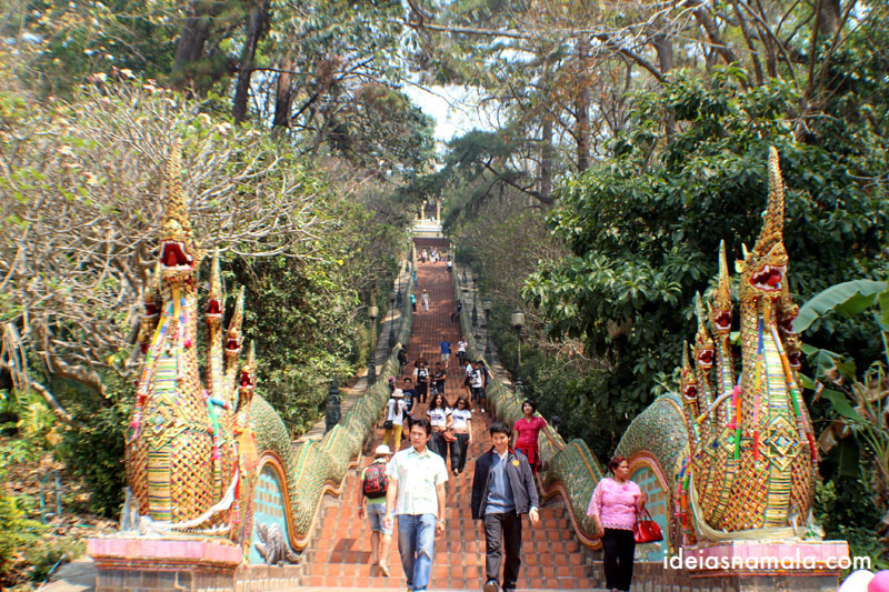 Escadaria do templo Wat Doi Suthep