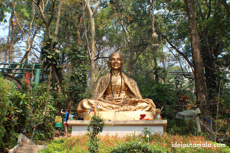 Estátua dourada no Templo Wat Doi Suthep