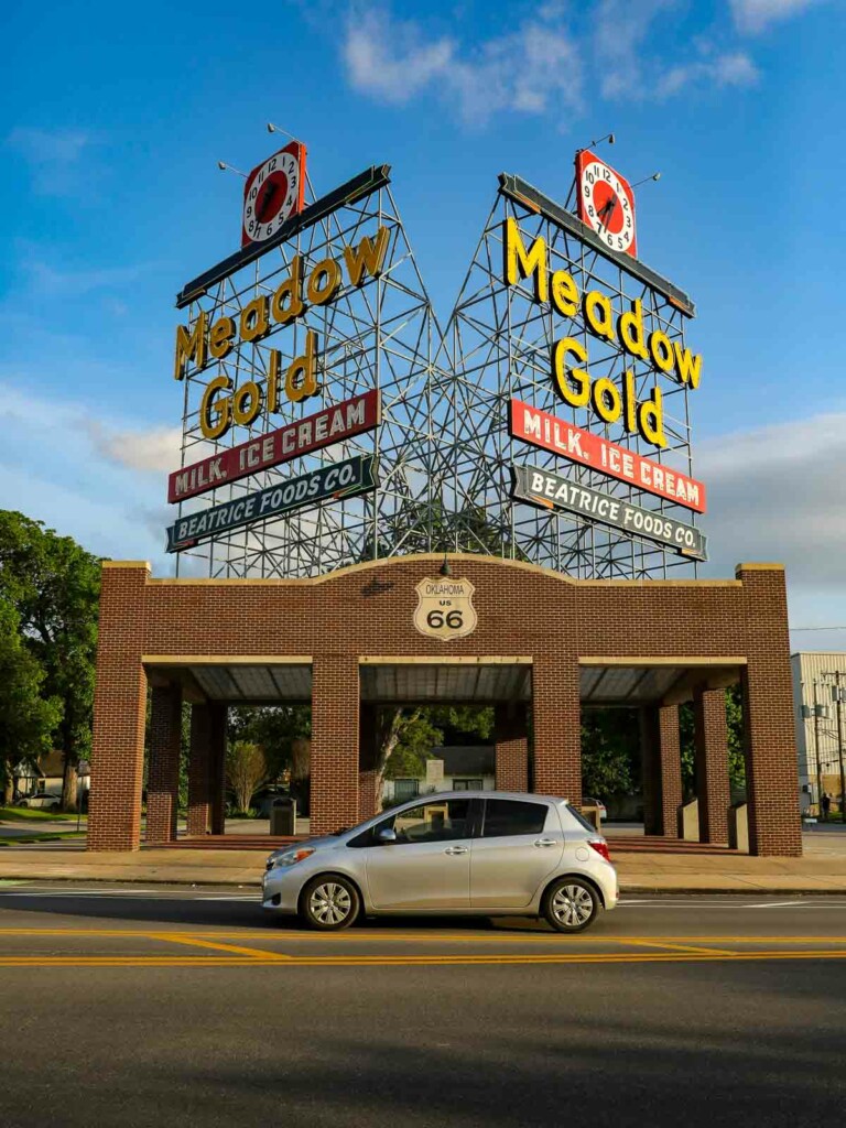 Letreiro do Meadow Gold na Rota 66