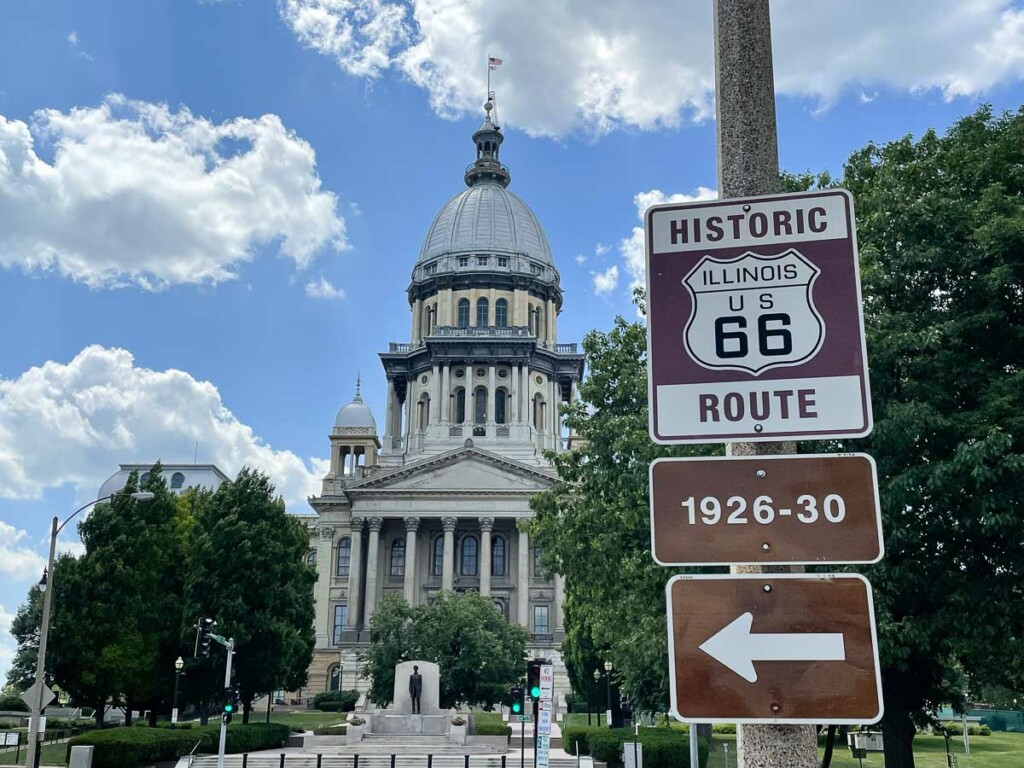 Capitólio de Illinois e a placa da Rota 66