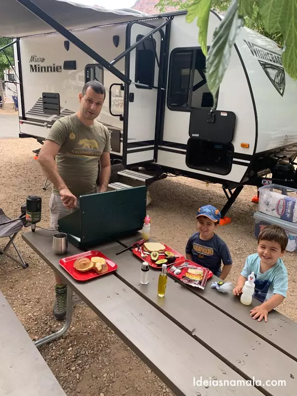 Vantagens de viajar de motorhome: refeições ao ar livre