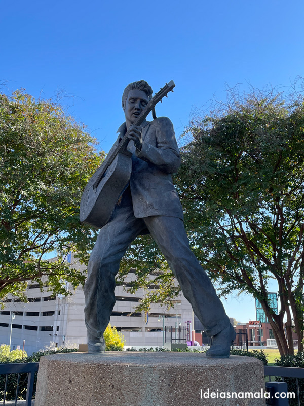 O que fazer em Memphis: ver a estátua de Elvis Presley e aprender tudo sobre o astro.