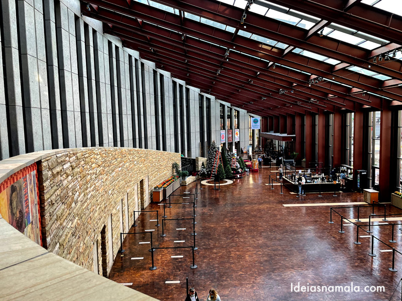 Faça um tour pelo interior do Museu e Hall da Fama da Música Country em Nashville.