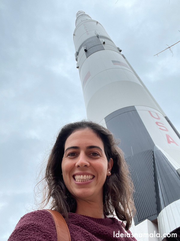 Réplica de foguete na entrada do centro espacial de Huntsville