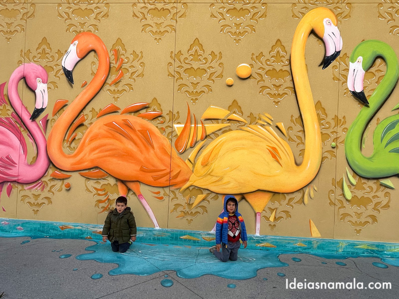 Mural de flamingo no Destin Commons