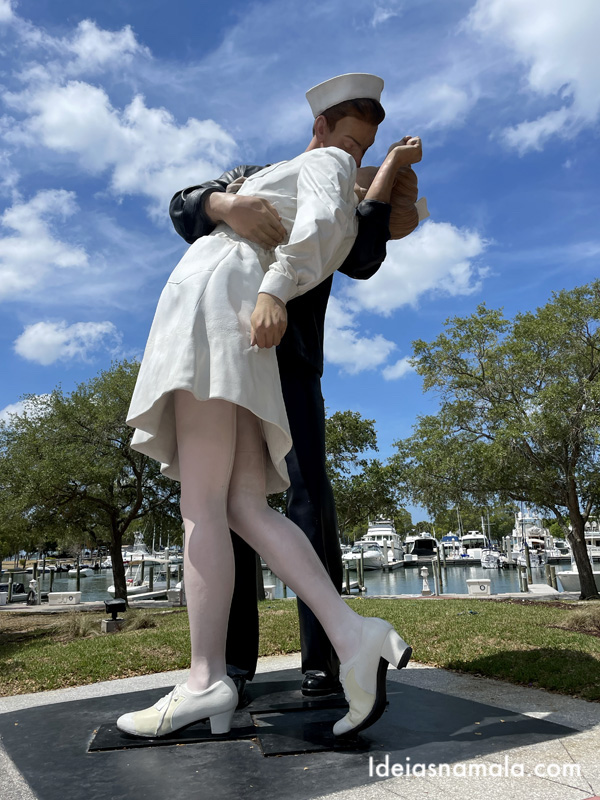 escultura Unconditional Surrender em Sarasota