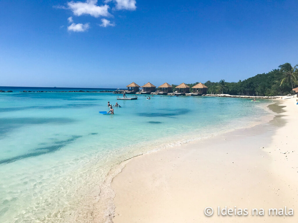 Iguana Beach, a praia família da ilha do Renaissance em Aruba