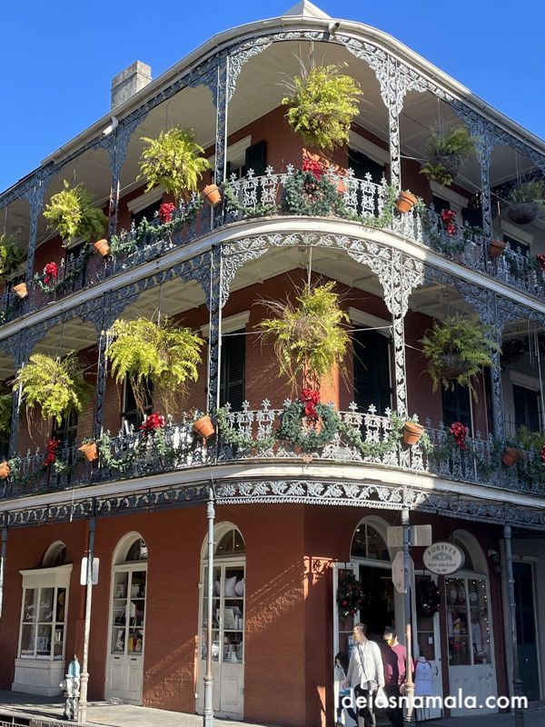 Construção típica no French Quarter em New Orleans